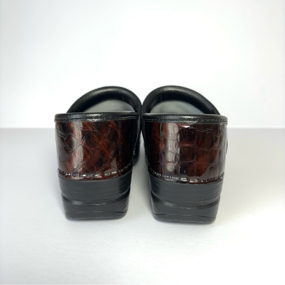 Dansko Brown Patent Leather Clogs Croc Embossed Comfort Nursing Shoes - Picture 6 of 12